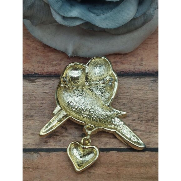 Vintage AJC Brooch Love Birds Brushed Gold Tone Dangle Heart Mid Century Signed - Picture 11 of 15